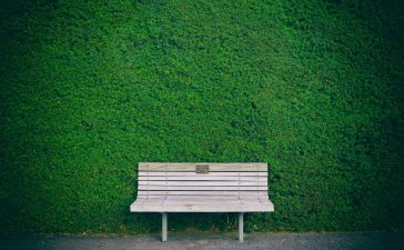Waarom je zeker moet kiezen voor een houten tuinbank
