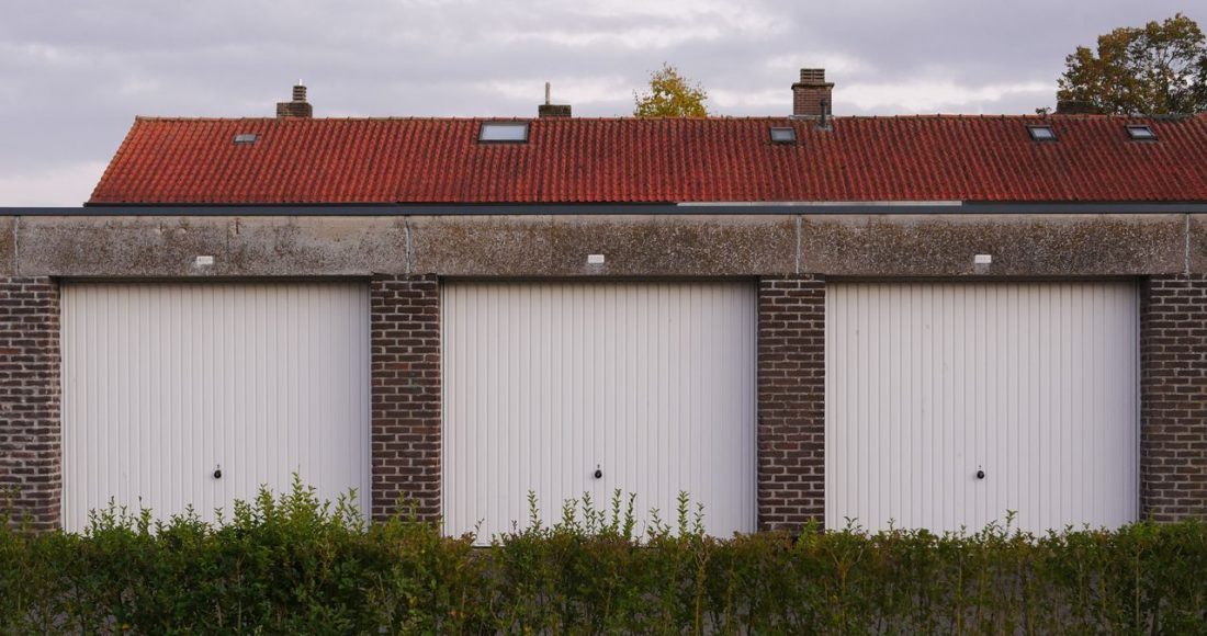 Welke garagedeur kies je als je geen oprit hebt?